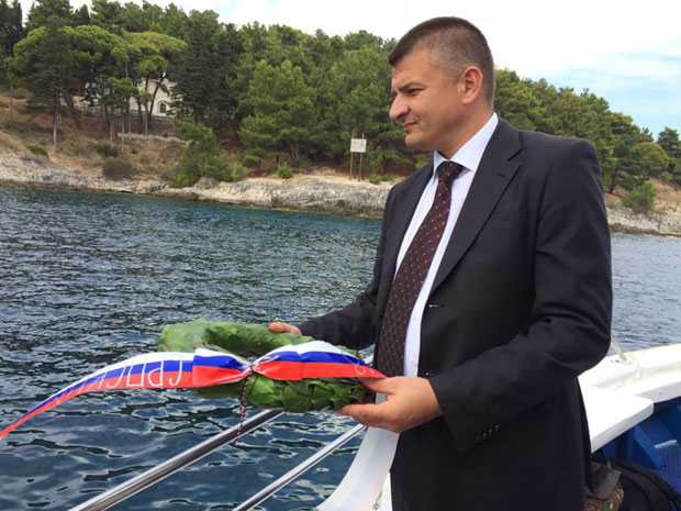 ЈОШ УВЕК ОРЕМО СВЕ НАШЕ ЊИВЕ: Овај човек је написао речи на Зејтинлику које су одушевиле Србију (ФОТО)